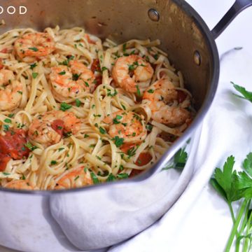 Shrimp scampi and linguine in a saucepan.