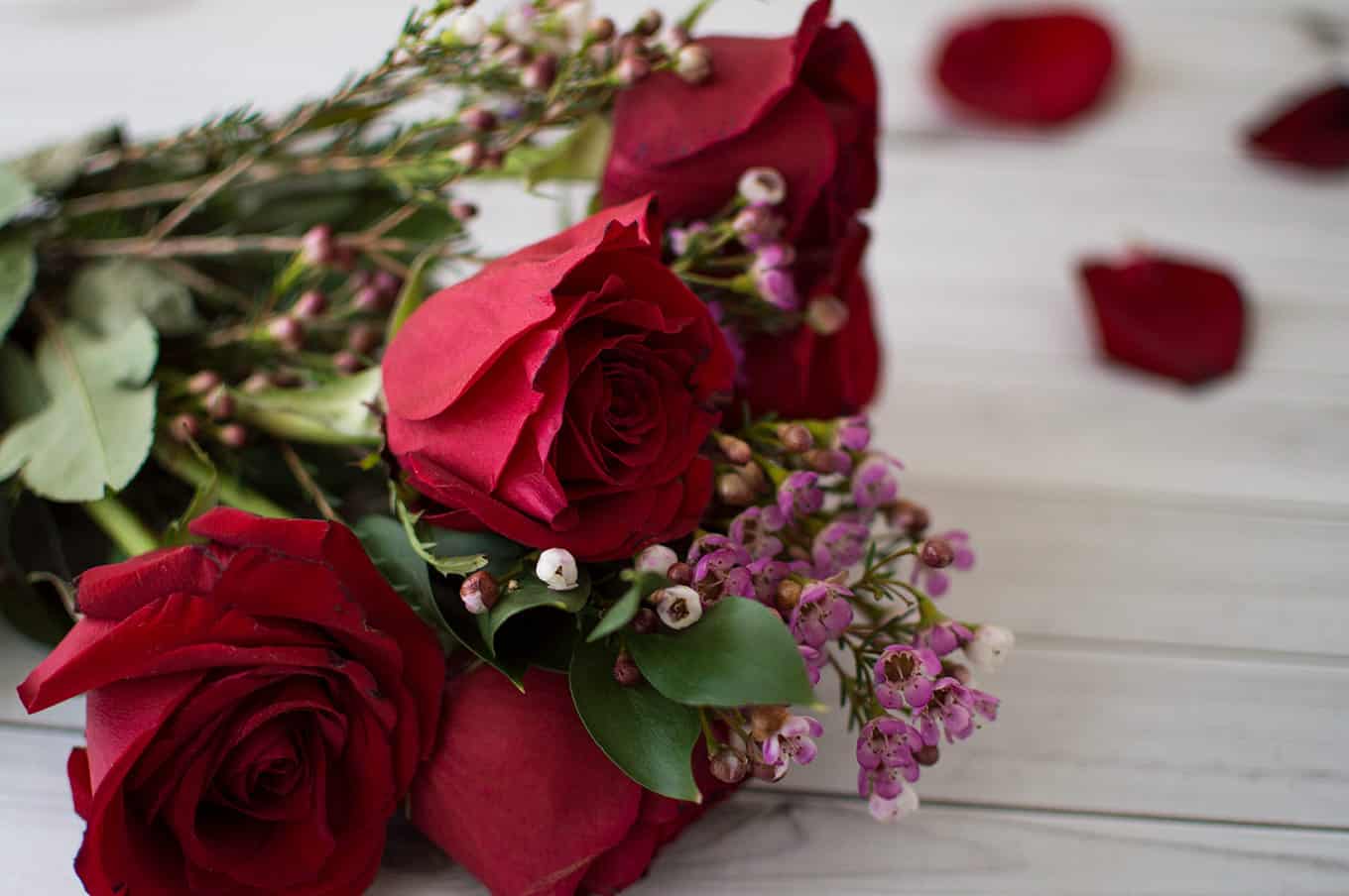 A close up of a bouquet of roses.