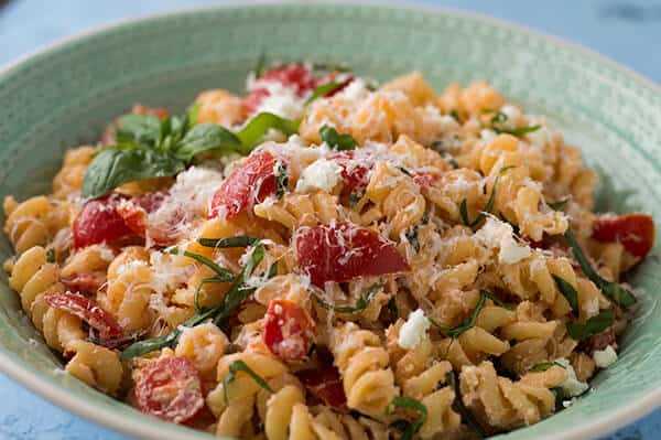Pasta with Goat Cheese, Tomatoes, and Crispy Garlic | omgfood.com