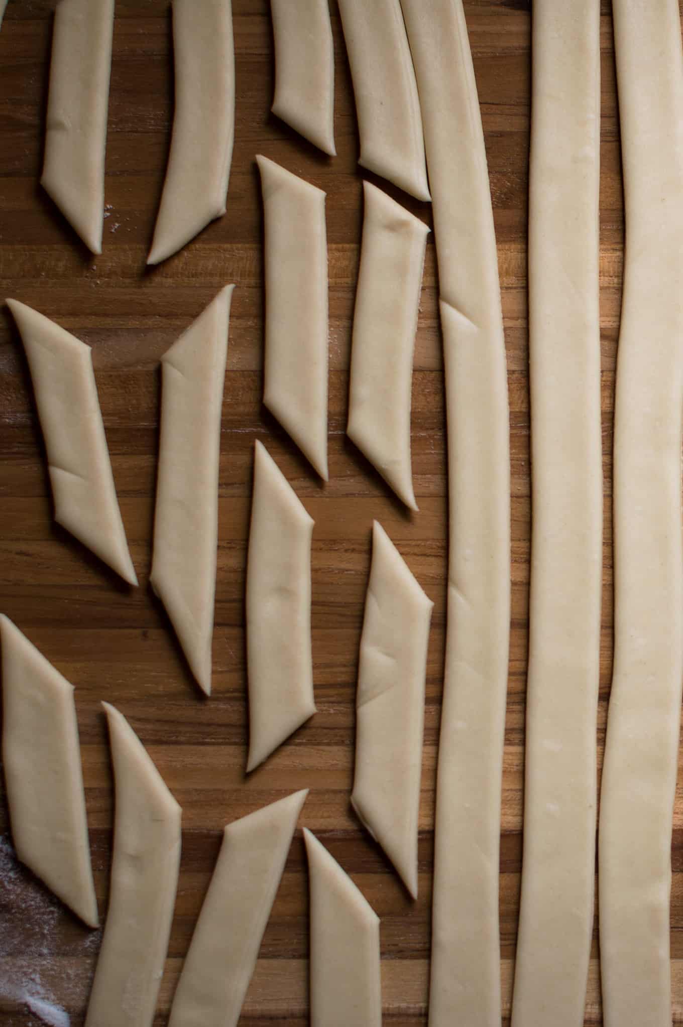 Short and thin strips of thinly cut dough.